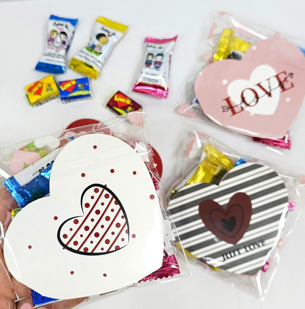 Сладкий мини-набор с валентинкой "Love is..." для подарка на 14 февраля
