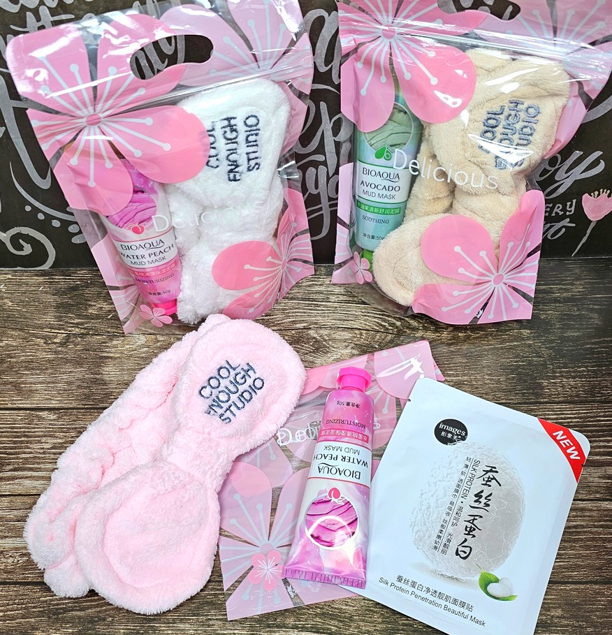Подарочный набор в zip-пакете с розовыми цветами (Маска тканевая + Повязка косметическая + Маска с глиной)